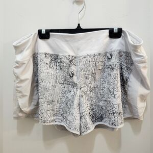 MTA Sport White and Black Patterned Women's Shorts 2X
